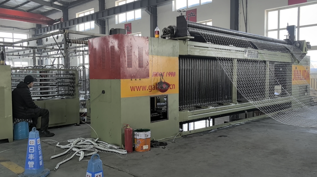 Últimos blogs de la empresa sobre Por qué los clientes extranjeros siguen eligiendo fábricas chinas para equipos de gabión