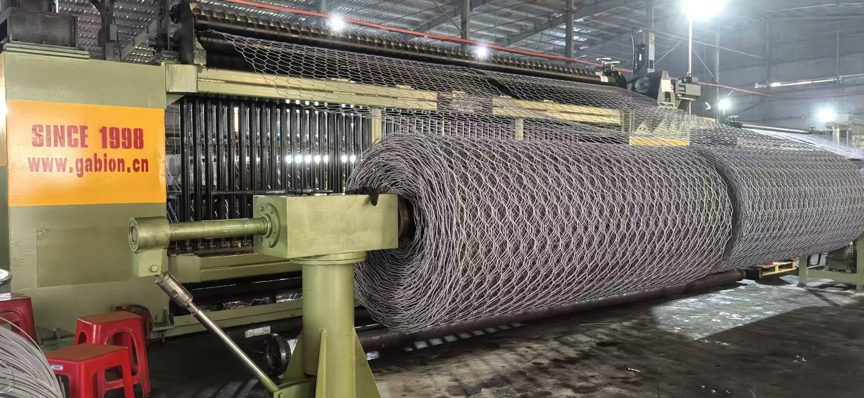 Últimos blogs de la empresa sobre From “Hand-Weaving” to CNC Precision: How Gabion Mesh Production Achieves a Qualitative Leap