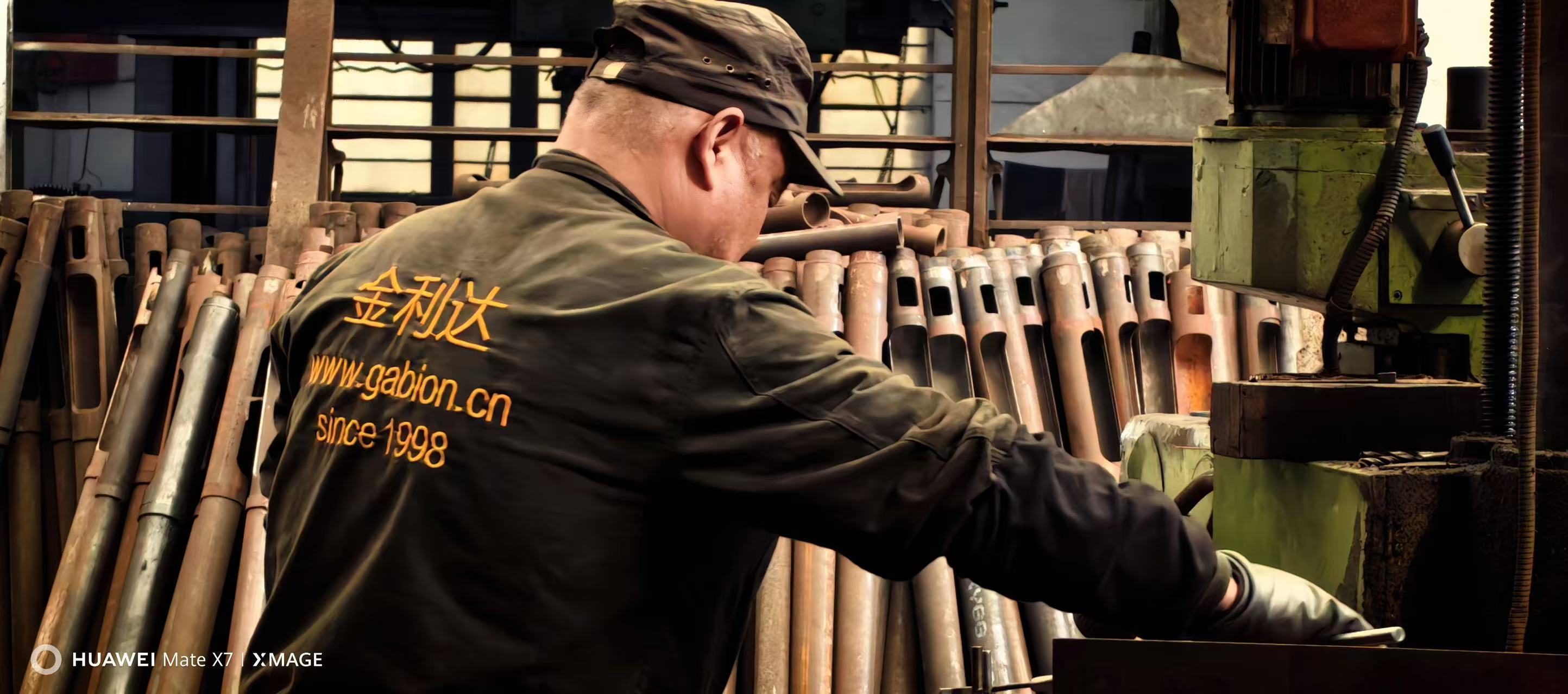 Últimos blogs de la empresa sobre Desde 1998: JINLIDA como fabricante de origen de máquinas de gaviones CNC para la producción mundial de malla de alambre