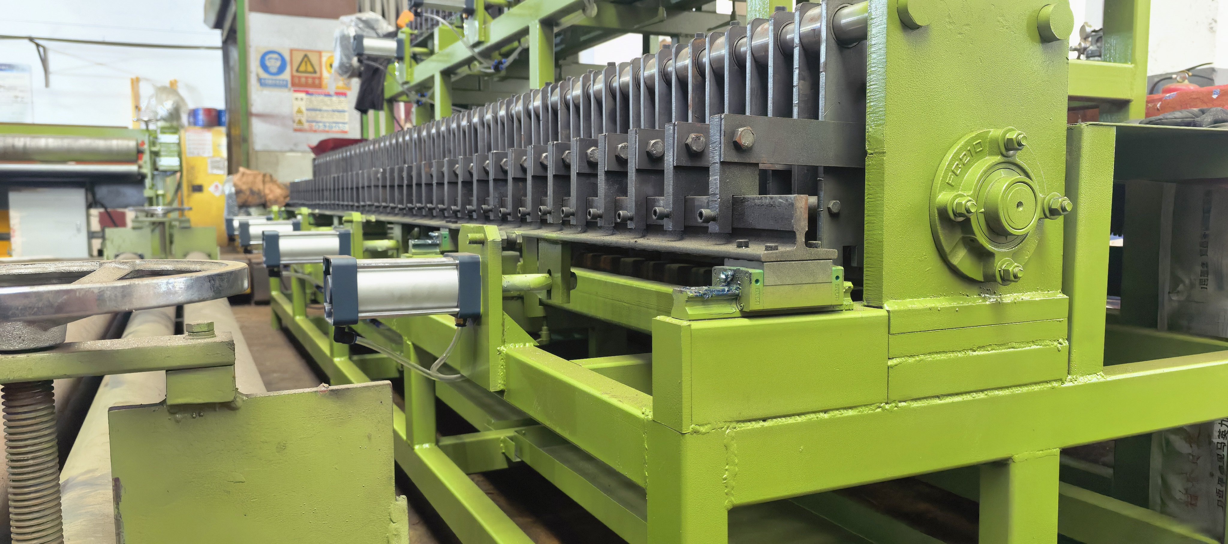 Últimos blogs de la empresa sobre Why Edge Winding Matters: The Benefits of a Reliable Gabion Basket Edge Winding Machine