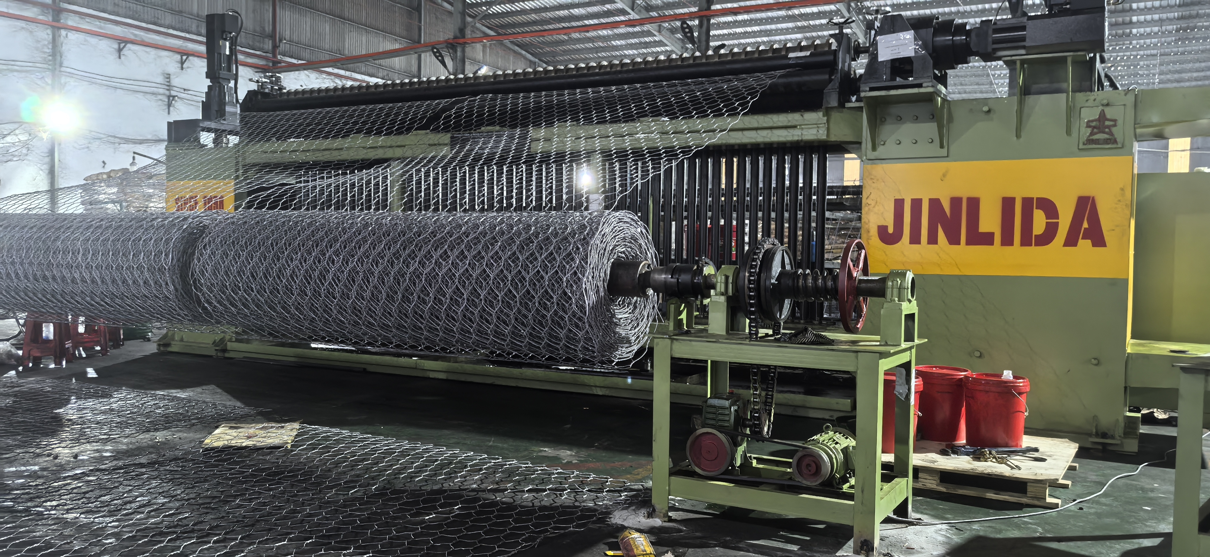 Últimos blogs de la empresa sobre How to Reduce Wire Breakage on a Gabion Mesh Machine: A Practical Maintenance Guide
