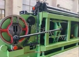 comprar Tres pollo Mesh Making Machine de la red de alambre del soldado enrollado en el ejército del diámetro de la torsión 3.0m m fabricación en línea